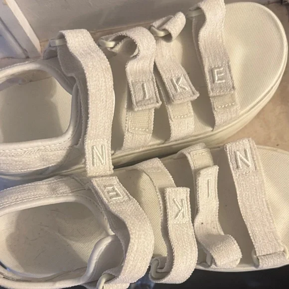 Nikes Icon Classic Women’s Platform Sandals - Picture 6 of 6